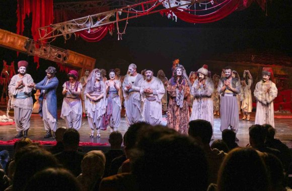 AŞT DÜNYA TİYATRO GÜNÜ’NÜ ÜÇ AYRI SAHNEDE ÜÇ FARKLI OYUNDA KUTLADI