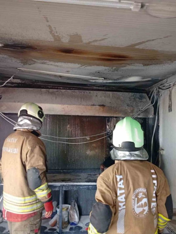 DEFNE’DE İŞ YERİ ALEVLERE TESLİM OLDU