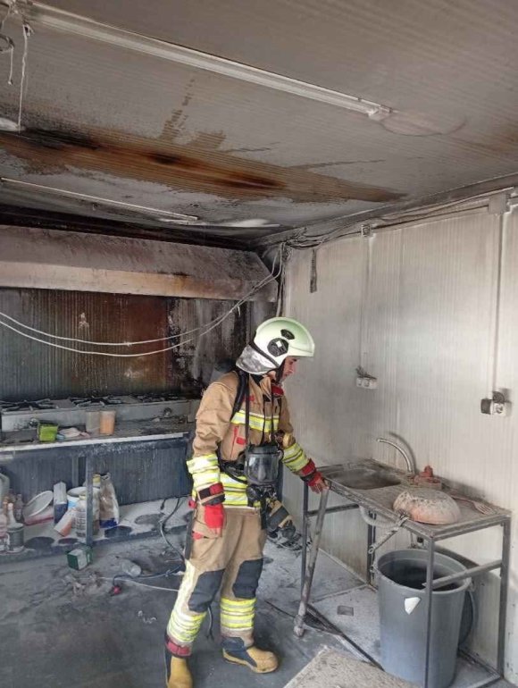 DEFNE’DE İŞ YERİ ALEVLERE TESLİM OLDU