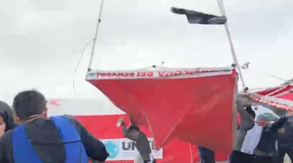 SALDA DUATLONU TÜRKİYE KUPASI’NDA ŞİDDETLİ RÜZGAR ÇADIR VE BARİYERLERİ UÇURDU, O ANLAR KAMERALARA YANSIDI