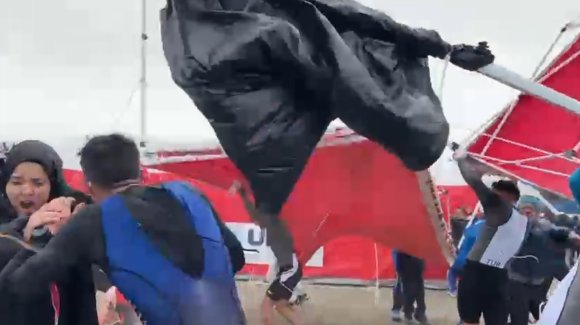 SALDA DUATLONU TÜRKİYE KUPASI’NDA ŞİDDETLİ RÜZGAR ÇADIR VE BARİYERLERİ UÇURDU, O ANLAR KAMERALARA YANSIDI