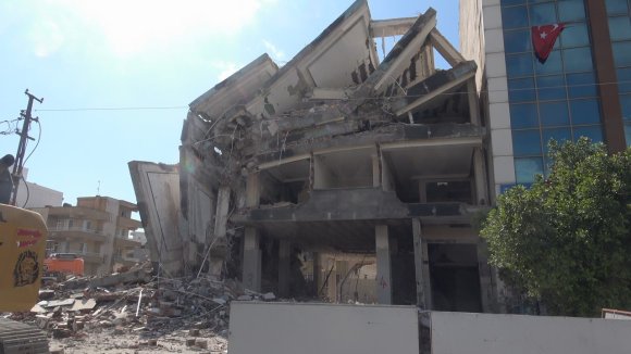 İŞ MAKİNASININ KOLONA SON DOKUNUŞU 7 KATLI BİNAYI YERLE BİR ETTİ