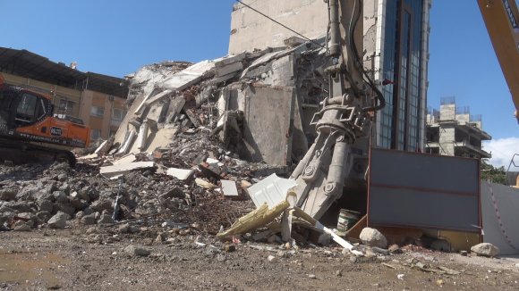 İŞ MAKİNASININ KOLONA SON DOKUNUŞU 7 KATLI BİNAYI YERLE BİR ETTİ