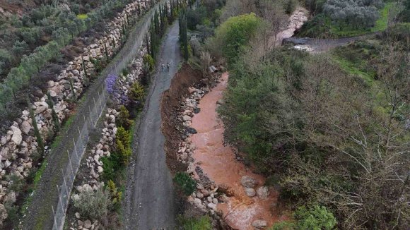 AŞIRI YAĞIŞLA BİRLİKTE DERENİN ARTAN DEBİSİ KÖPRÜYÜ YIKTI, YOLDA ÇÖKMEYE NEDEN OLDU