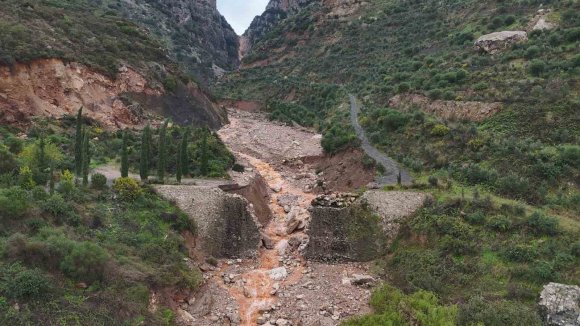 AŞIRI YAĞIŞLA BİRLİKTE DERENİN ARTAN DEBİSİ KÖPRÜYÜ YIKTI, YOLDA ÇÖKMEYE NEDEN OLDU