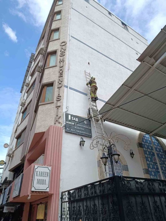 İSKENDERUN’DA İPE DOLANAN KUŞ KURTARILDI