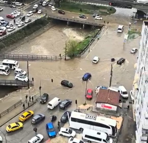 ADANA’DA YAĞMUR HAYATI FELÇ ETTİ: DERELER TAŞTI, YOLLAR GÖLE DÖNDÜ