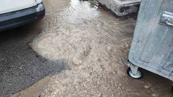 ADANA’DA İÇME SUYU BORUSU PATLADI, CADDE GÖLE DÖNDÜ