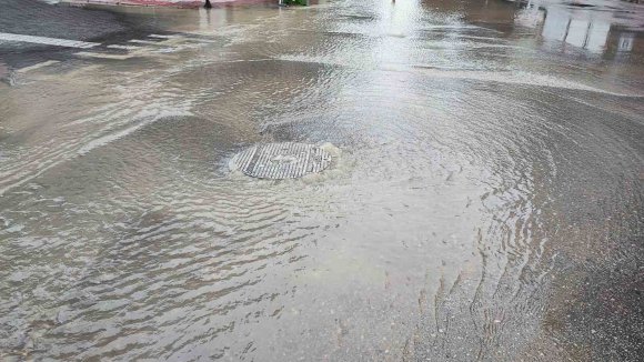 ADANA’DA İÇME SUYU BORUSU PATLADI, CADDE GÖLE DÖNDÜ