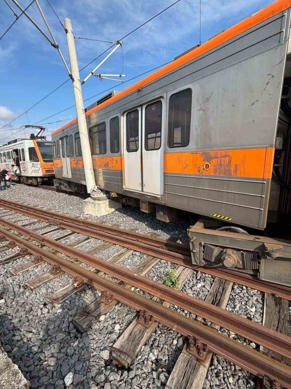 ADANA’DA RAYDAN ÇIKAN METRO VAGONU DİREĞE ÇARPTI