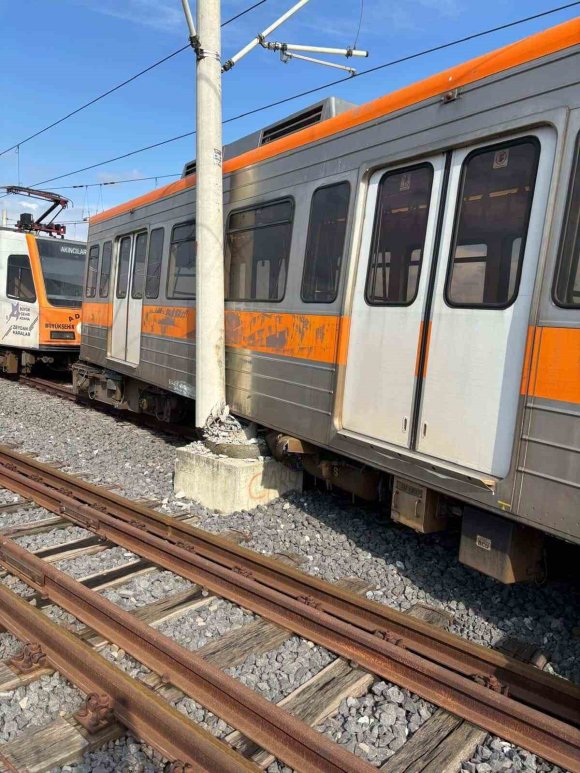 ADANA’DA RAYDAN ÇIKAN METRO VAGONU DİREĞE ÇARPTI