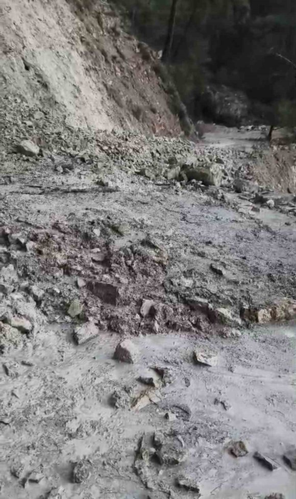 HEYELAN KÖY YOLUNU ULAŞIMA KAPATTI