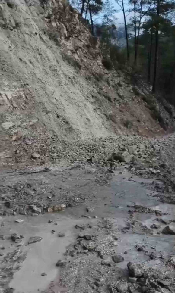 HEYELAN KÖY YOLUNU ULAŞIMA KAPATTI