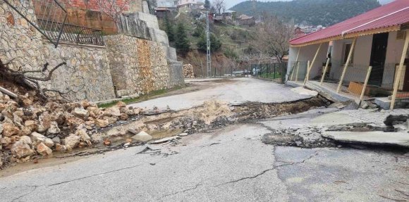 MERSİN’DE HEYELAN: YOL YARILDI, EVLER ZARAR GÖRDÜ