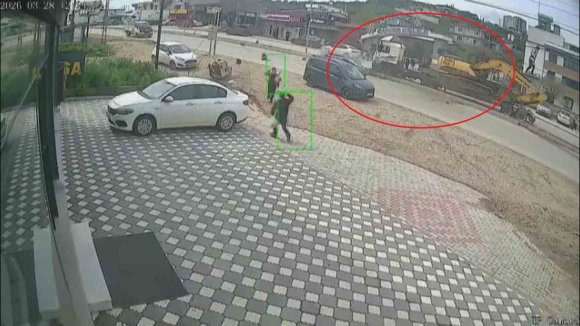 KARŞIDAN KARŞIYA GEÇMEK İSTEYEN ÖĞRENCİLERE ÇARPMAMAK İÇİN SOLA MANEVRA YAPAN İŞ MAKİNESİ YÜKLÜ TIR SÜRÜCÜSÜNÜN FACİAYI ÖNLEDİĞİ ANLAR KAMERADA