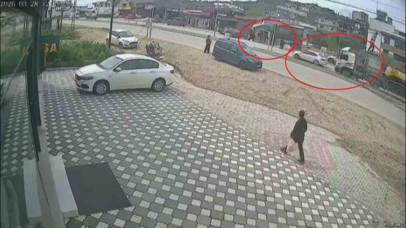 KARŞIDAN KARŞIYA GEÇMEK İSTEYEN ÖĞRENCİLERE ÇARPMAMAK İÇİN SOLA MANEVRA YAPAN İŞ MAKİNESİ YÜKLÜ TIR SÜRÜCÜSÜNÜN FACİAYI ÖNLEDİĞİ ANLAR KAMERADA