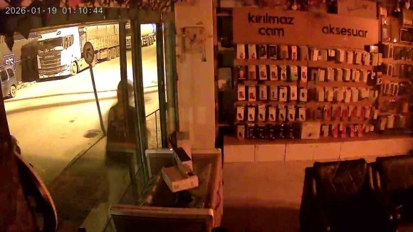 PARKE TAŞIYLA CAMLARI KIRIP İŞ YERİNİ SOYANLAR TUTUKLANDI