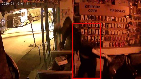 PARKE TAŞIYLA CAMLARI KIRIP İŞ YERİNİ SOYANLAR TUTUKLANDI