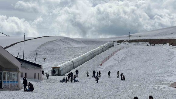 KAHRAMANMARAŞ’IN YÜKSEK KESİMLERİ BEYAZA BÜRÜNDÜ