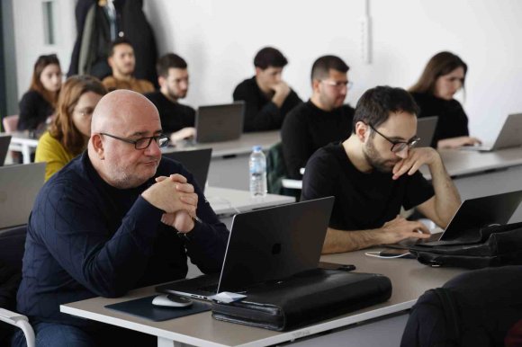 BÜYÜKŞEHİR’DEN TEKNOLOJİ MERAKLISI GENÇLERE YAPAY ZEKA EĞİTİMİ