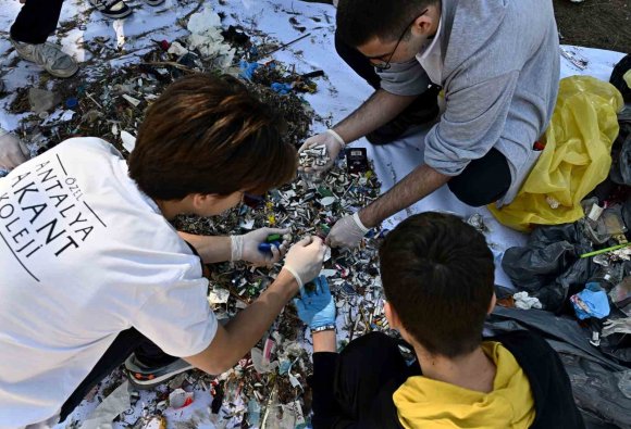 LARA SAHİLİ’NDE ÖĞRENCİLERDEN BİLİMSEL TEMİZLİK