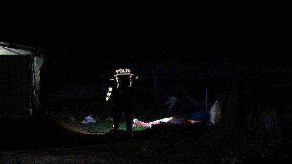 GENÇ KADIN EVDE SİLAHLA GÖĞSÜNDEN VURULMUŞ HALDE ÖLÜ BULUNDU