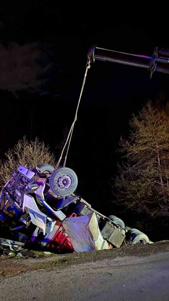 ALANYA’DA KAMYON ŞARAMPOLE DEVRİLDİ: 1 ÖLÜ, 1 YARALI