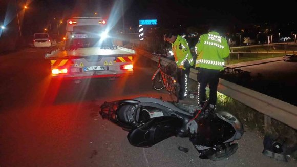 MOTOSİKLET İLE BİSİKLET ÇARPIŞTI: 2 AĞIR YARALI