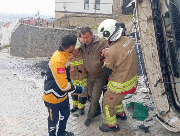 SAMANDAĞ’DA DEVRİLEN TIRIN SÜRÜCÜSÜ YARALANDI