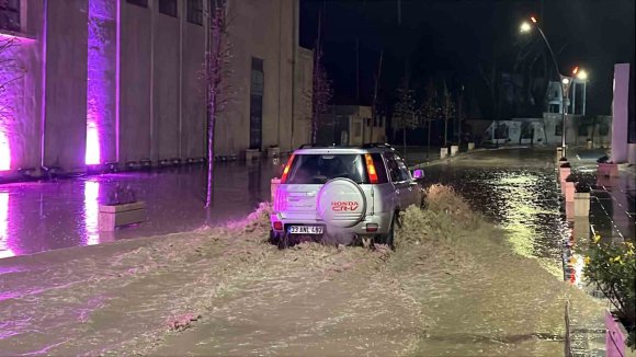 ŞİMŞEKLERİN GECEYİ AYDINLATTIĞI HATAY’DA DOLU YAĞIŞI YOLLARI GÖLE ÇEVİRDİ