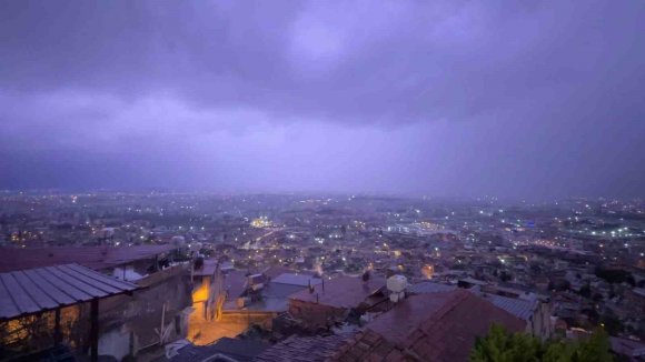 ŞİMŞEKLERİN GECEYİ AYDINLATTIĞI HATAY’DA DOLU YAĞIŞI YOLLARI GÖLE ÇEVİRDİ