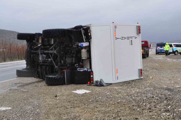 ALMAN TURİSTİN KULLANDIĞI KARAVANLA OTOMOBİL ÇARPIŞTI: 1’İ AĞIR 3 YARALI