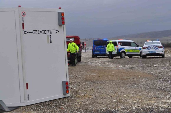 ALMAN TURİSTİN KULLANDIĞI KARAVANLA OTOMOBİL ÇARPIŞTI: 1’İ AĞIR 3 YARALI