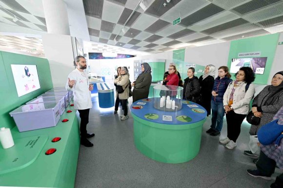 MERSİN’DE TEKSTİL ATIKLARI KADIN EMEĞİYLE YENİDEN HAYAT BULUYOR