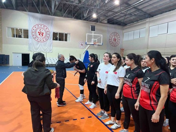 ANAMUR’DA KADINLAR GÜNÜ VOLEYBOL TURNUVASI TAMAMLANDI