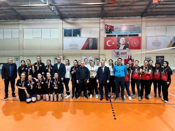ANAMUR’DA KADINLAR GÜNÜ VOLEYBOL TURNUVASI TAMAMLANDI