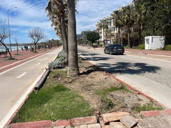 ANTALYA’DA OTOMOBİL ELEKTRİK DİREĞİNE ÇARPTI: 2 YARALI