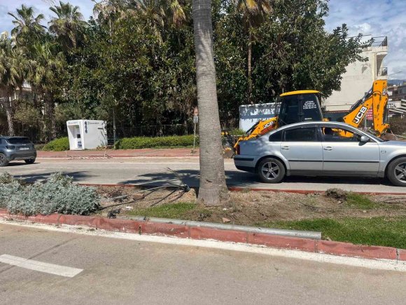 ANTALYA’DA OTOMOBİL ELEKTRİK DİREĞİNE ÇARPTI: 2 YARALI
