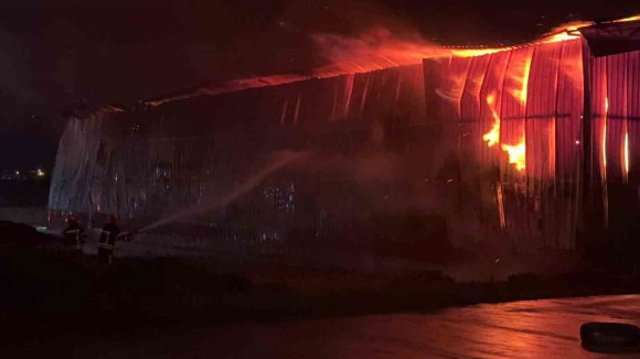 OSMANİYE’DE KARTON FABRİKASINDA YANGIN