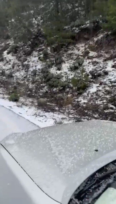 OSMANİYE’DE DOLU YAĞIŞI YOLLARI BEYAZA BÜRÜDÜ