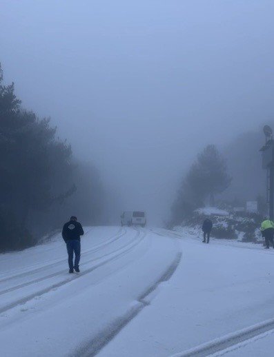 OSMANİYE’DE DOLU YAĞIŞI YOLLARI BEYAZA BÜRÜDÜ