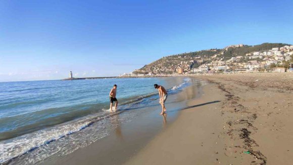 ALANYA’DA SABAHIN SERİNLİĞİNDE DENİZ KEYFİ