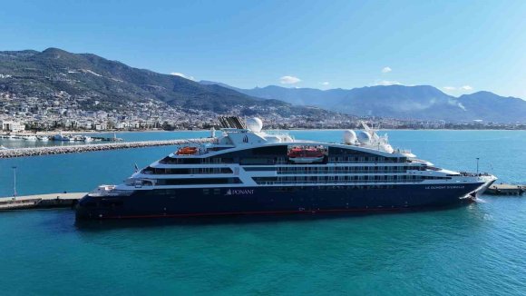 ALANYA’YA FRANSIZ BAYRAKLI KRUVAZİYER DEMİR ATTI