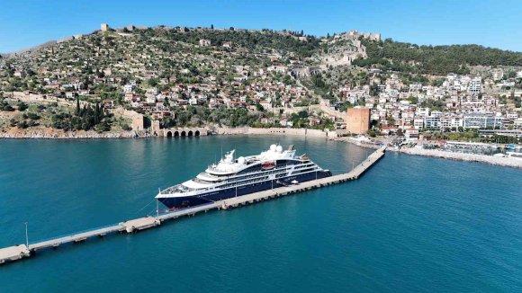 ALANYA’YA FRANSIZ BAYRAKLI KRUVAZİYER DEMİR ATTI