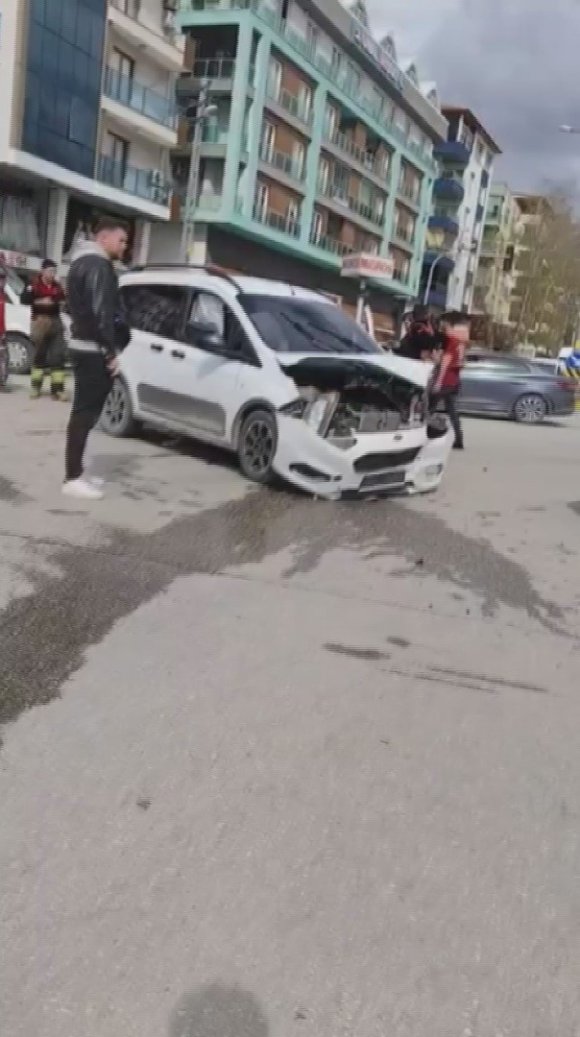 HATAY’DA HAFİF TİCARİ ARAÇ İLE OTOMOBİLİN ÇARPIŞTIĞI ANLAR KAMERADA