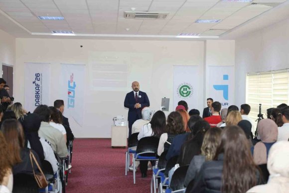 İL SAĞLIK MÜDÜRÜ NACAR, GENÇLERE TECRÜBELERİNİ ANLATTI