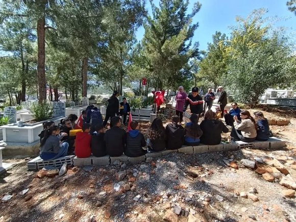 ORTAOKUL ÖĞRENCİLERİ ŞEHİT SEDAT YABALAK’I DUALARLA ANDI
