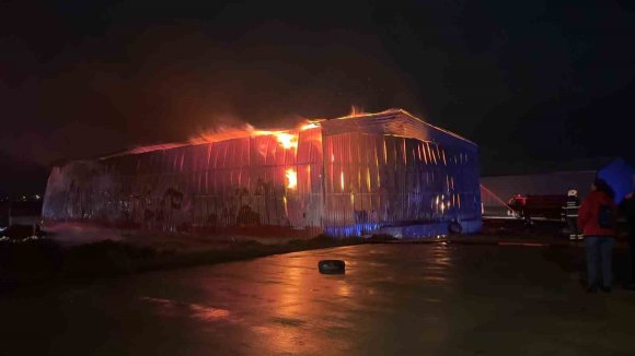 OSMANİYE’DE KARTON FABRİKASINDA ÇIKAN YANGIN SÖNDÜRÜLDÜ