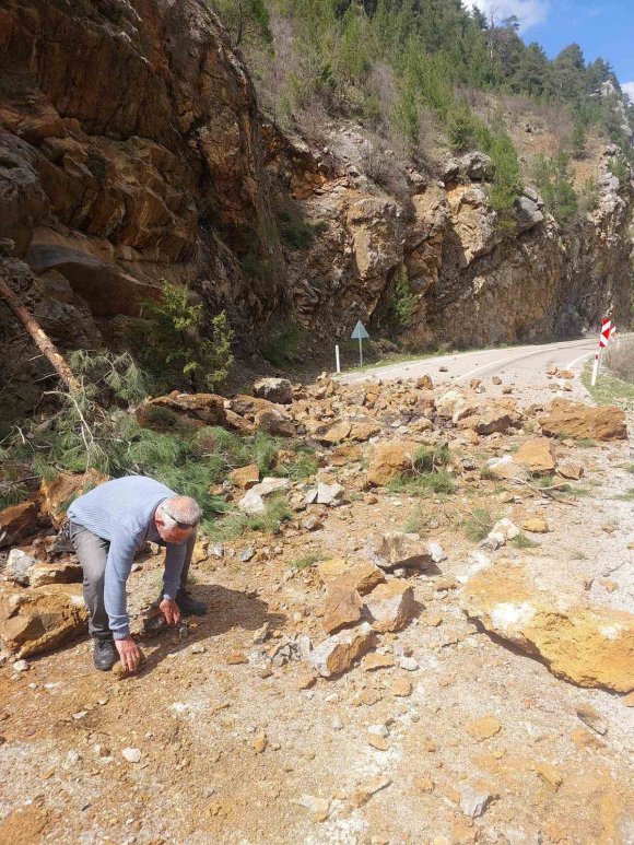 FEKE-SAİMBEYLİ KARA YOLU ULAŞIMA KAPANDI