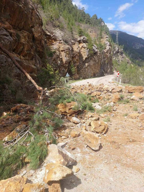 FEKE-SAİMBEYLİ KARA YOLU ULAŞIMA KAPANDI